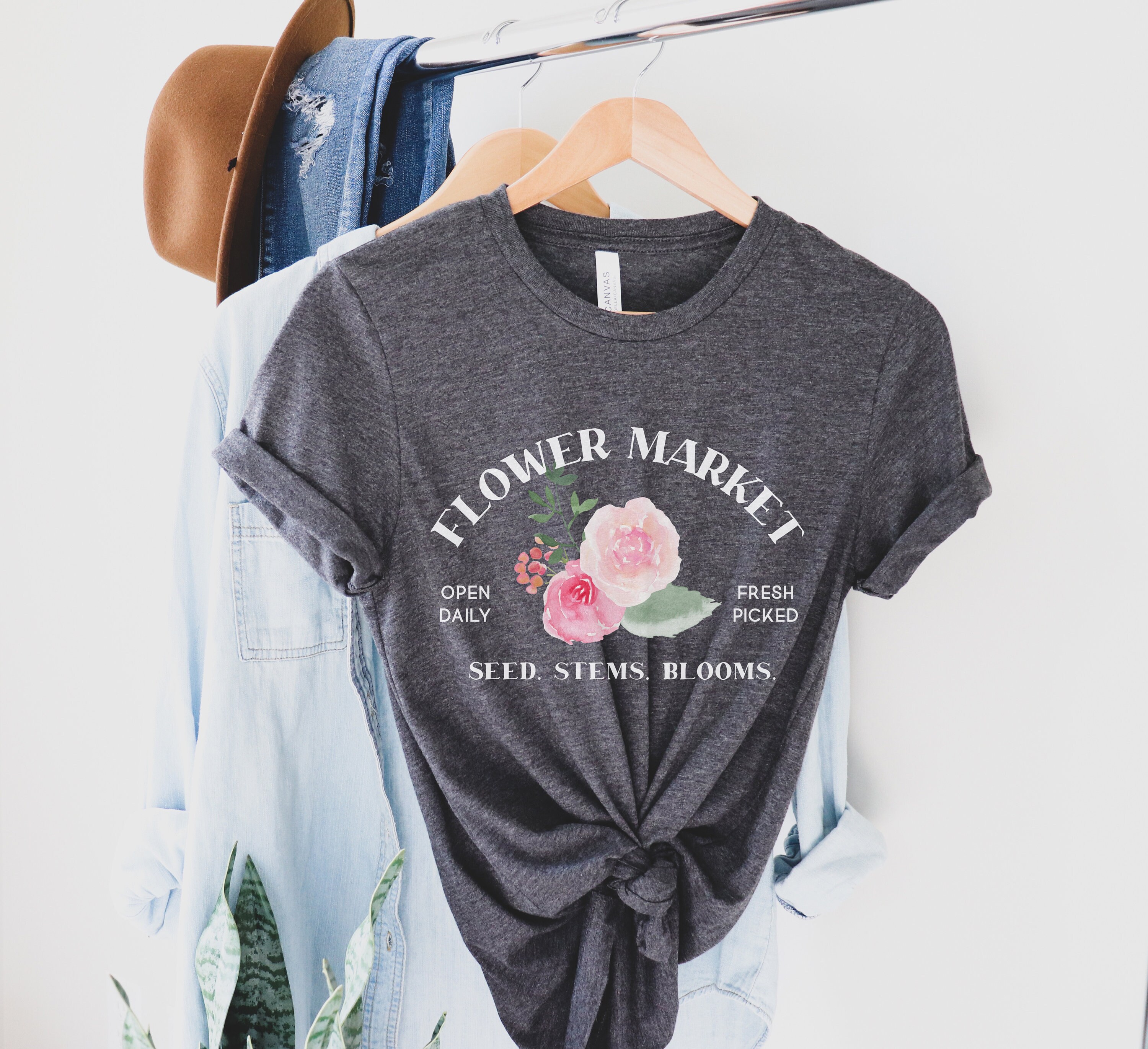 【100size】house on the hill Tシャツ　flower Whimsical Wildflowers Graphic T-Shirt – Marigold Sky Studio