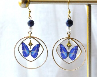 Boucles d'oreilles papillons morpho bleu et blanc, bijoux féeriques, idée cadeau pour femme, résine, fait-main en France