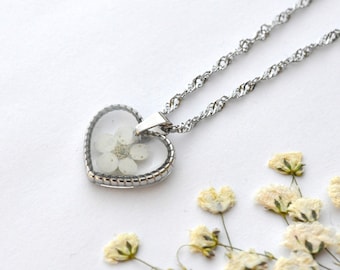 Collier pendentif cœur et fleur de spirée, acier inoxydable, bijou résine et fleurs séchée, cadeau Saint-Valentin, bijou femme fait-main