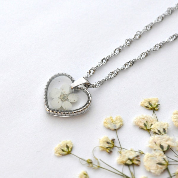 Collier pendentif cœur et fleur de spirée, acier inoxydable, bijou résine et fleurs séchée, cadeau Saint-Valentin, bijou femme fait-main