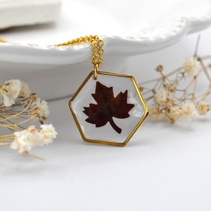Herbstliche Halskette mit echtem Miniatur-Ahornblatt, Edelstahlschmuck, Damenschmuck, Harzschmuck, Herbstschmuck