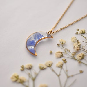 Crescent moon pendant - dried cornflower petals - resin jewelry and dried flowers - botanical jewelry - woman jewelry - celeste