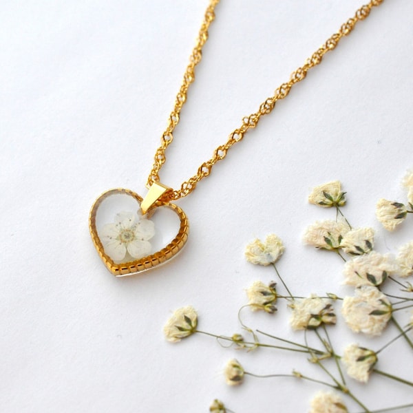 Collier femme en acier inoxydable, pendentif cœur et petite fleur de spirée séchée, bijou de Saint-Valentin, bijou résine et fleurs séchée