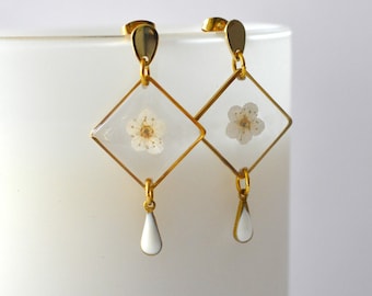 petites boucles d'oreilles fleurs blanches - vraies fleurs séchées - bijoux femmes - boucles d'oreilles dorées - bijoux résine - cadeau