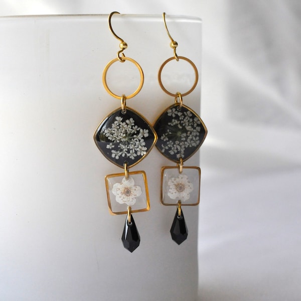 Boucles d'oreilles longues noires et dorées avec de véritables fleurs pressées, cadeau fait-main pour femme, cadeau artisanal pour femme