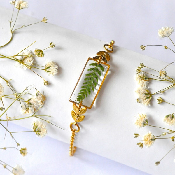 Bracelet doré et vraie petite fougère , bijoux femme, bijoux nature, accessoire printemps, bijoux résine et fleurs séchées, bijou fait-mains