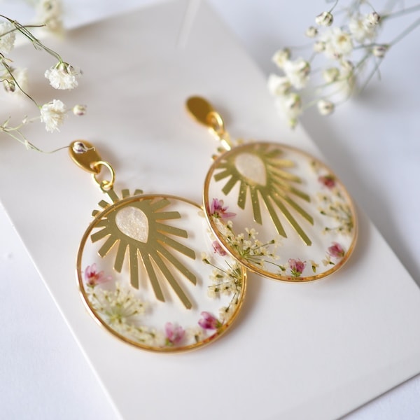 Boucles d'oreilles or rondes, vraie fleurs séchées, bohème chic, bijou marié ou demoiselle d'honneur, bijou floral et artisanal pour femme