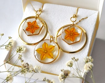 Parure botanique, collier et boucles d'oreilles, vraie fleurs oranges pressée, bijoux femme, idée cadeau femme, parure mariée, bijoux résine