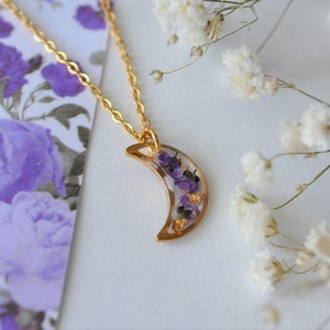 Collar de luna creciente y flores de alyssum reales, colgante de luna, collar de mujer de flores secas, regalo único de mujer, joyas para ella imagen 2