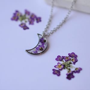 Collar de luna creciente y flores de alyssum reales, colgante de luna, collar de mujer de flores secas, regalo único de mujer, joyas para ella imagen 5