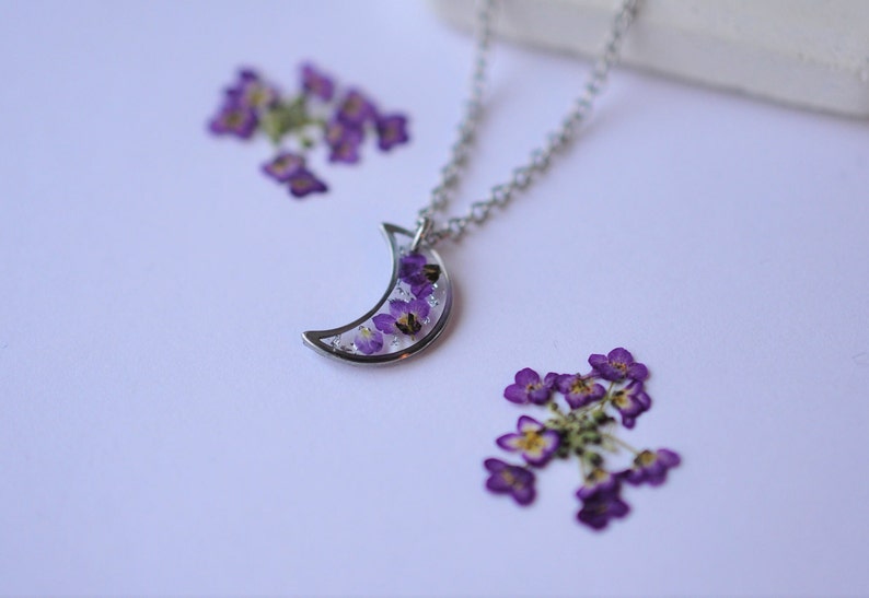 Collar de luna creciente y flores de alyssum reales, colgante de luna, collar de mujer de flores secas, regalo único de mujer, joyas para ella imagen 5