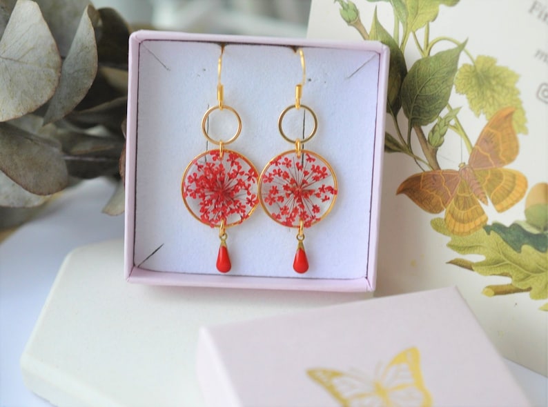 Boucles d'oreilles de vraies fleurs rouges, Bijou en résine et fleurs séchées, cadeau pour femme, anniversaire, Bijou mariage, bijoux femme image 3