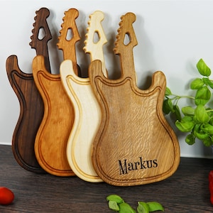 Tagliere in legno personalizzato come regalo per il compleanno di un bambino in un design unico a forma di chitarra