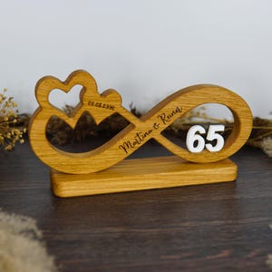 Unendlichkeitszeichen Holz personalisiert – Geschenk 65. Hochzeitstag Eiserne Hochzeit – Eichenholz mit Gravur & Sockel Infinity