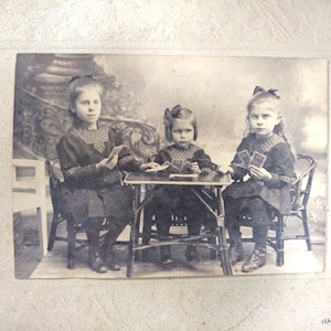 Fotografía antigua sobre niños jugando a las cartas, década de 1900, Austria-Hungría