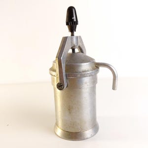 Cafetière expresso vintage sur la cuisinière pour le camping, 4-5 tasses