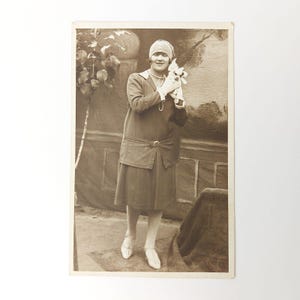 Vecchia cartolina fotografica Signora con cucciolo di cane RPPC Ungheria 1927
