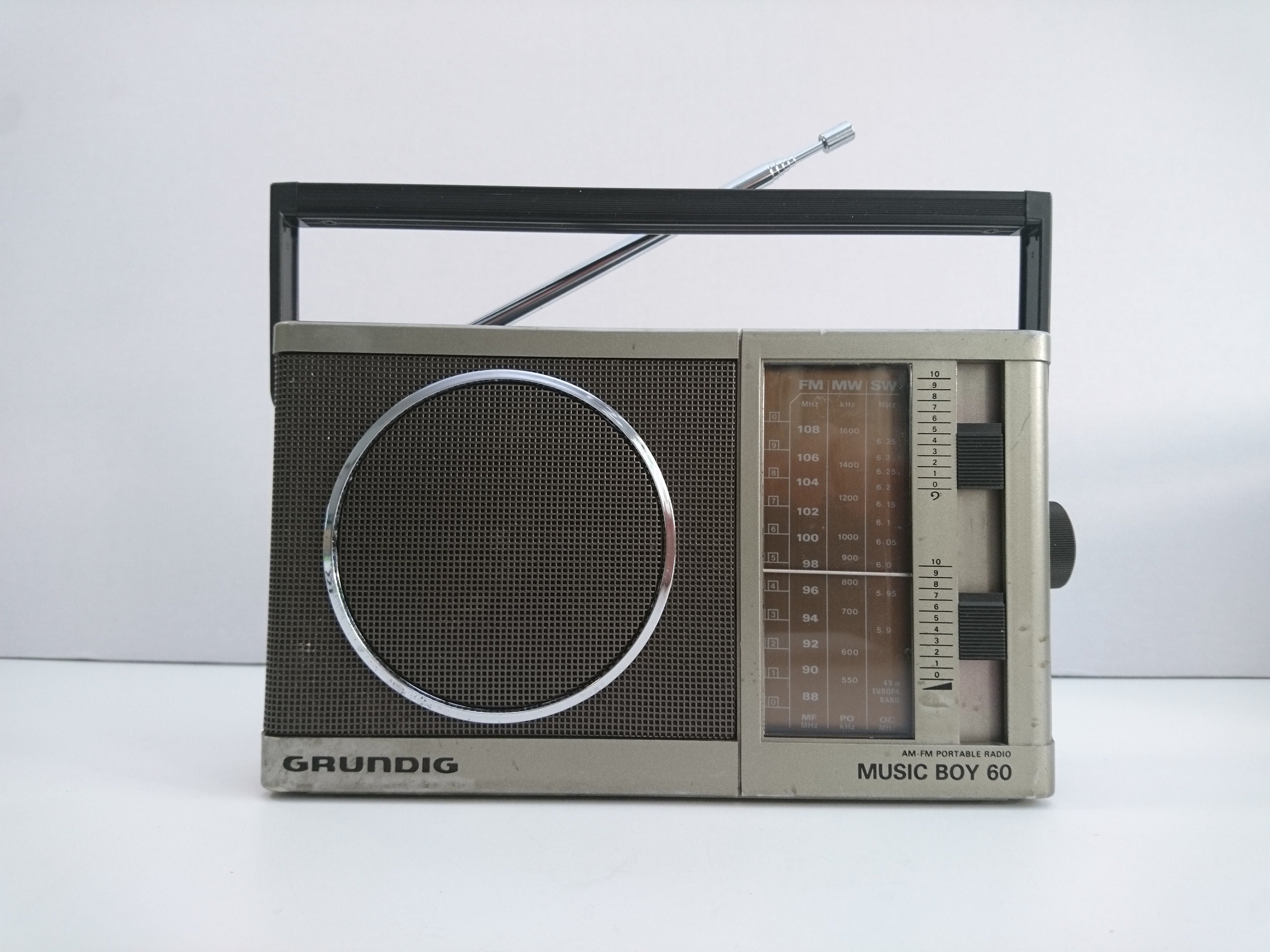 Radio portable Piles ou secteur GRUNDIG MUSIC60SILVER