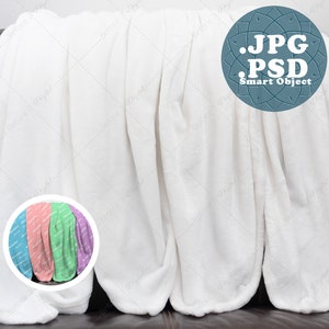 Puede incluir: Una manta de piel sintética blanca drapeada sobre un sofá de cuero marrón. La manta está doblada por la mitad y tiene un borde blanco. Un círculo con fondo blanco y un patrón de rayas de colores se encuentra en la esquina inferior izquierda. El círculo tiene el texto "JPG PSD Smart Object" en la esquina superior derecha.