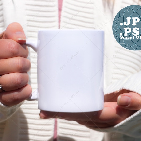 Maquette de tasse blanche avec objet intelligent PSD, photo réaliste JPG, personne tenant une tasse portant un cardigan blanc confortable