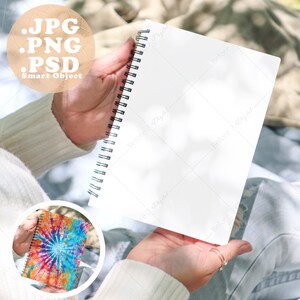 Spiraal notebookmodel vastgehouden door een vrouw buiten onder bomen, 8 x 6 inch mock-up past realistisch onder spiralen, slim PSD-object, png, jpg
