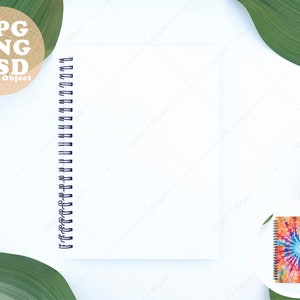 Spiraal notebookmodel op een wit oppervlak met groene bladeren, 8 x 6 inch mock-up past realistisch onder spiralen, slim PSD-object, png, jpg