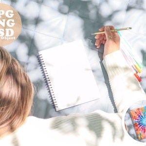 Spiraal notebookmodel met iemand erin, 8 x 6 inch tijdschriftontwerp mockup, slim PSD-object, png, jpg