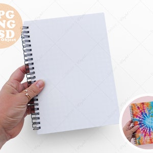 Spiraal notebookmodel vastgehouden door een hand, 8 x 6 inch dagboekmodel ontwerp witte achtergrond, slim PSD-object, png, jpg