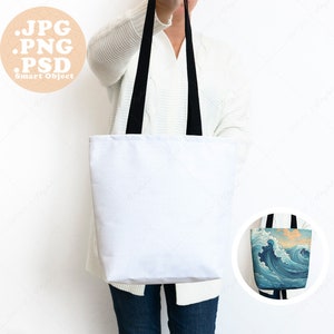 Tragetasche Mockup, AOP Canvas Tasche Modell gehalten, weiße Stofftasche, Print on Demand Produkt, weißer Hintergrund, PSD Smart Objekt, PNG, jpg