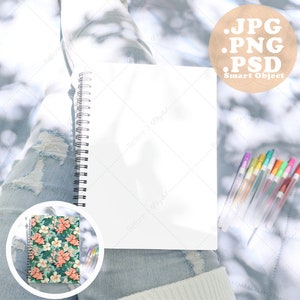 Spiraal notebookmodel op schoot buiten onder bomen, 8 x 6 inch mock-upontwerp past realistisch onder spiralen, slim PSD-object, png, jpg