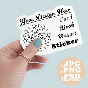 Maquete de adesivo de mão segurando para vendedores on-line, objeto inteligente PSD PNG JPG, fundo personalizável azul, ótimo para cartões de visita e livros
