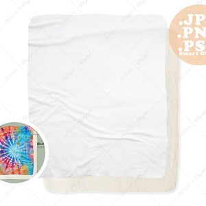 Puede incluir: Una manta blanca con un borde suave y texturizado. Un pequeño diseño tie-dye colorido es visible en la esquina. La imagen también incluye un gráfico con el texto "JPG, PNG, PSD, Smart Object."