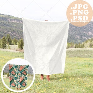 Samtdecke Mockup gehalten von einer Person mit Blick auf Wiese in den Bergen Vertikal, Outdoors and Natur, PSD Smart Objekt, PNG, JPG