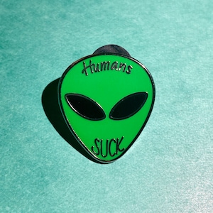 Grüne Alien Menschen saugen harten Emaille Anstecknadel | Space Pin | Galaxy Star Pin | Pin-Abzeichen