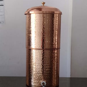 Tanque filtrante de agua de cobre puro martillado, elegante decoración para el hogar con agua pura, regalo perfecto para ocasiones especiales de inauguración de la casa. Aqua & Rain.