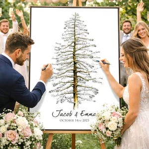Könnte beinhalten: Ein vertikales, rechteckiges Hochzeitsgästebuch-Schild mit einer detaillierten Illustration einer Kiefer, deren Äste mit handschriftlichen Unterschriften versehen sind. Der Text lautet Jacob & Emma und OCTOBER 14TH 2023.