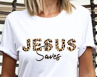 Gesù salva tee, Gesù salva, Gesù salva t-shirt, Gesù salva camicia, abbigliamento cristiano, camicia leopardo, donna cristiana, regalo per lei