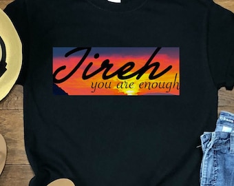 Può includere: Maglietta nera con una grafica di tramonto e il testo "Jireh you are enough".