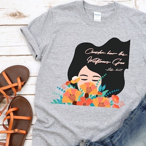 Overweeg de Wilde bloemen, T-Shirt, Wildflowers Shirt, Floral Tee, Luke Bible Verse, Christelijke Kleding, Womens Christian, Gift For Her
