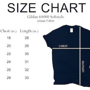 K&ouml;nnte beinhalten: Gr&ouml;&szlig;entabelle f&uuml;r ein Gildan 64000 Softstyle Unisex T-Shirt. Die Tabelle zeigt die Brust- und L&auml;ngenma&szlig;e in Zoll f&uuml;r die Gr&ouml;&szlig;en S, M, L, XL, 2XL und 3XL.