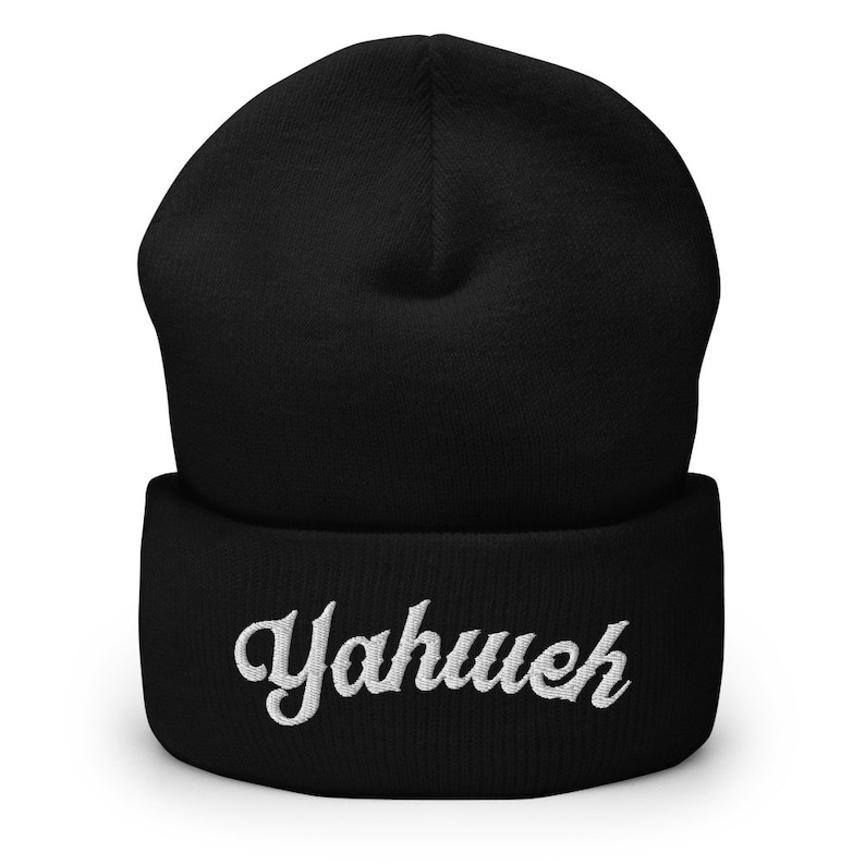 K&ouml;nnte beinhalten: Schwarze M&uuml;tze mit einem wei&szlig;en, gestickten Wort "Yahueh" in Kursivschrift auf dem Umschlag.