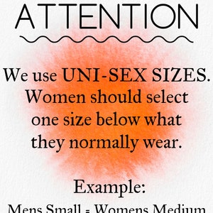 Peut inclure: Un graphique avec le texte "ATTENTION" en noir, suivi d'une ligne ondul&eacute;e. Le texte "We use UNI-SEX SIZES. Women should select one size below what they normally wear. Example: Mens Small = Womens Medium" est &eacute;crit en noir sur un fond aquarelle rouge et orange.