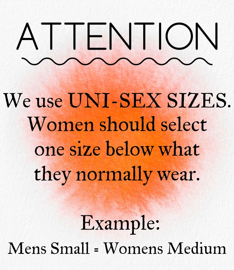 Peut inclure: Un graphique avec le texte "ATTENTION" en noir, suivi d'une ligne ondul&eacute;e. Le texte "We use UNI-SEX SIZES. Women should select one size below what they normally wear. Example: Mens Small = Womens Medium" est &eacute;crit en noir sur un fond aquarelle rouge et orange.