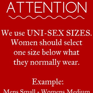 Puede incluir: Fondo rojo con texto blanco que dice "ATENCI&Oacute;N" con una l&iacute;nea ondulada debajo. El texto contin&uacute;a: "Usamos TALLAS UNI-SEX. Las mujeres deben seleccionar una talla m&aacute;s peque&ntilde;a de lo que normalmente usan. Ejemplo: Hombre Peque&ntilde;o = Mujer Mediana."