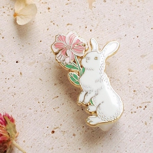 Emaille pin konijn konijn | Emaille pin bloem konijntje | Broche konijn konijn | Accessoire konijn konijn |  Emaille pin met bloem