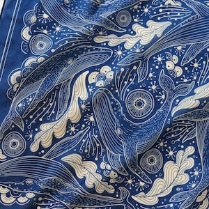 Bufanda tipo bandana con ballena y el océano (azul marino), 55 x 55 cm. Bufanda 100 % algodón, suave y transpirable. Tapiz de ballena jorobada.