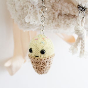 Gestrickte Eistüte Schlüsselanhänger - PDF Strickmuster, einfach zu folgen, nahtlos, in der Runde stricken, herunterladbar, Kawaii Amigurumi