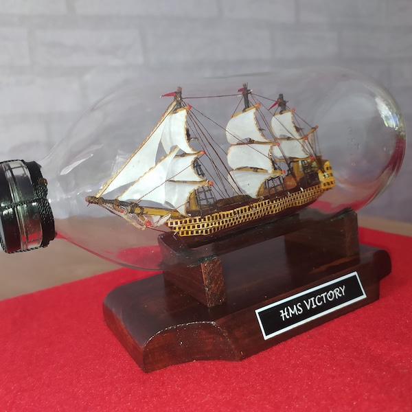 Navire HMS Victory dans une bouteille, Navire de pirates miniatures