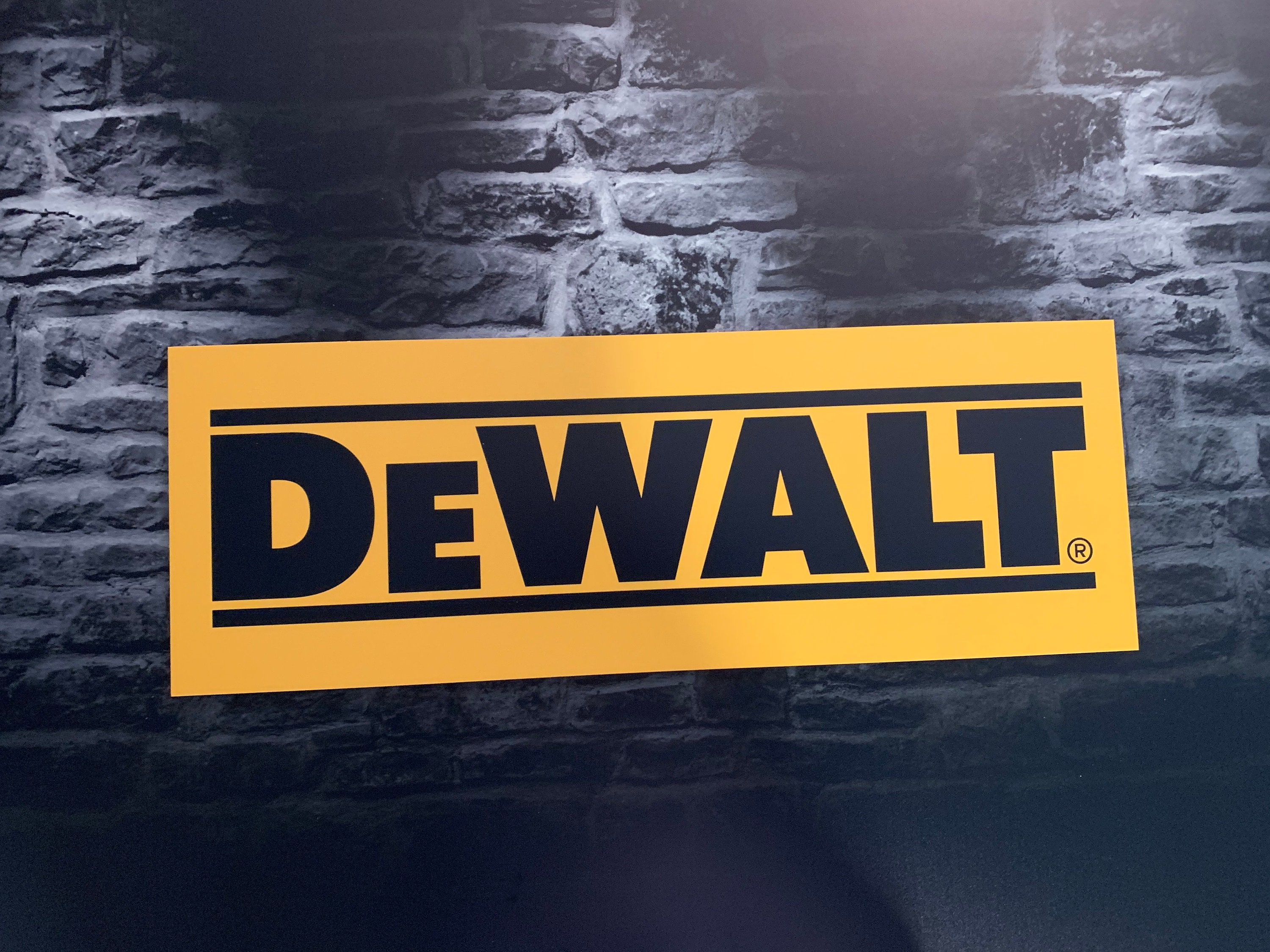 Enseigne Plaque Décorative Outillage Dewalt | 70 cm X 25 cm