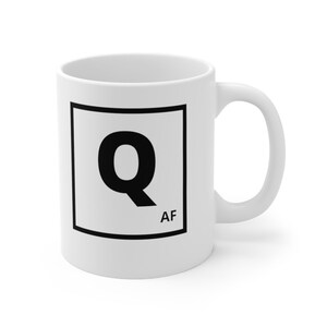 Puede incluir: Taza de café de cerámica blanca con un diseño cuadrado negro que presenta la letra "Q" y el texto "AF" en la esquina inferior derecha.